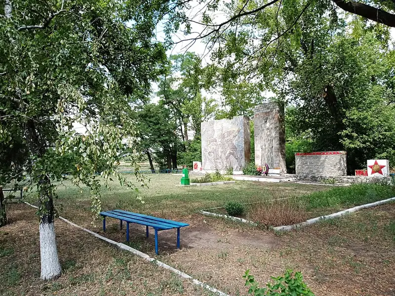 Пам'ятник на честь загиблих воїнів-односельців — Пам'ятник на честь загиблих воїнів односельців с. Червоноселівка в центрі се