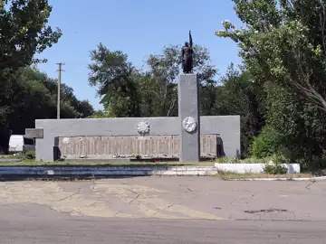 Братська могила радянських воїнів та пам'ятник воїнам-односельцям. Поховано 463 особи — Монумент погибшим panoramio, Балки