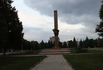 Пам'ятний знак на честь 25-річчя визволення міста (Знам'янка) — загальний вигляд, Знам'янка