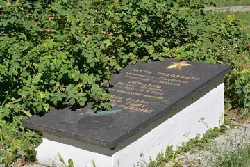 Воїнське кладовище. Братські могили радянських воїнів (поховано 48 воїнів). Братські могили радянських партизан і підпільникі
