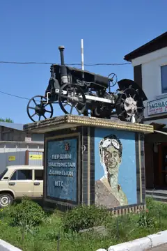 Пам'ятник першим трактористам Долинської МТС — загальний вигляд, Долинська