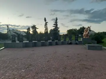 Братська могила радянських воїнів та пам'ятник воїнам-односельчанам. Поховано 7 осіб — Братська могила радянських воїнів та п