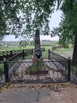 Братська могила радянських воїнів. Поховано 2 особи — загальний вигляд, Квітневе