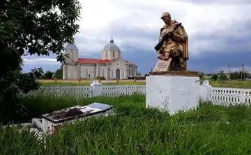 Братська могила 36 радянських воїнів, загиблих при звільненні села 3 квітня 1944 року — Свято Костянтино Оленівська церква, Б