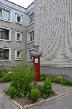 Пам'ятник-погруддя письменнику Панасу Мирному — загальний вигляд, Миргород