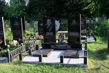 Могила М. К. Андрієнка (1925—2003), кавалера 3-х орденів Слави — загальний вигляд, Полтава