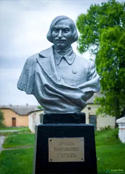 Пам'ятник-погруддя М. В. Гоголю — загальний вигляд, Гоголеве