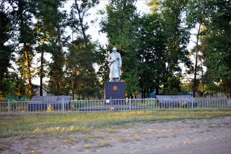Меморіальний комплекс: Братська могила воїнів. Пам'ятний знак полеглим воїнам-односельчанам — загальний вигляд, Бобрик