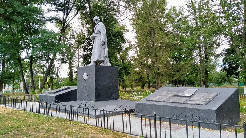 Меморіальний комплекс: Братська могила воїнів. Пам'ятний знак полеглим воїнам-односельчанам — вигляд здалеку, Бобрик