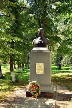 Пам'ятник-погруддя Герою Радянського Союзу М. Л. Величаю — загальний вигляд, Лютенька