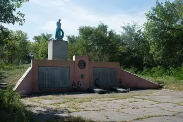 Меморіальний комплекс: Братська могила воїнів. Пам'ятний знак полеглим воїнам-односельчанам — загальний вигляд, Світлогірське
