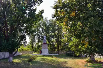 Меморіальний комплекс: Братська могила воїнів. Пам'ятний знак полеглим воїнам-односельчанам — Братська могила радянських воїн