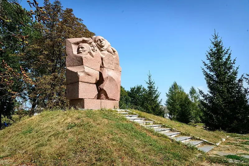 Монумент жертвам нацизму, мирним громадянам, розстріляним нацистами — деталі фасаду, Велика Обухівка