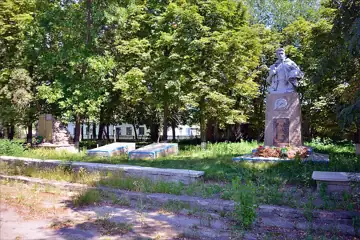 Меморіальний комплекс: Братська могила партизан. Пам'ятний знак полеглим воїнам-односельчанам — загальний вигляд, Хомутець