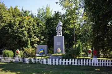 Меморіальний комплекс: Братська могила воїнів. Пам'ятний знак полеглим воїнам-односельчанам — загальний вигляд, Черевки