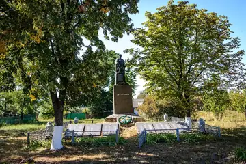 Меморіальний комплекс: Могила воїна. Пам'ятний знак полеглим воїнам-односельчанам — загальний вигляд, Полузір'я