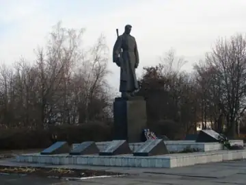 Меморіальний комплекс: Братська могила воїнів, серед яких захоронений Герой Радянського Союзу Тихін Пимонович Бумажков і жерт