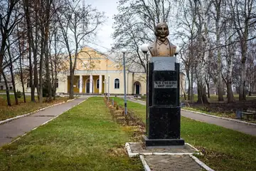 Пам'ятник-погруддя М. В. Гоголю — загальний вигляд, Шишаки