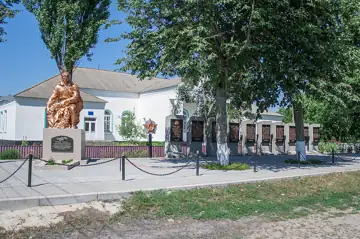 Братська могила 4 радянських воїнів, загиблих при обороні і звільненні села — Грузьке Гайсинський р н . Пам'ятник воїнам одно