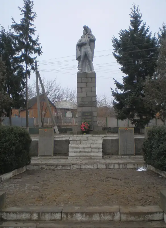Пам'ятник 185 воїнам-односельчанам, загиблим на фронтах Великої Вітчизняної війни — загальний вигляд, Тростянчик