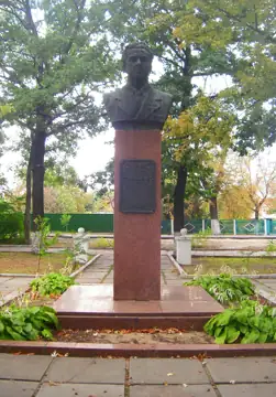 Пам'ятник Герою Соціалістичної Праці І. І. Стрельченку — загальний вигляд, Гола Пристань