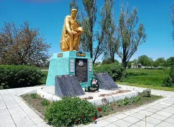 Пам'ятник воїнам-землякам. Увічнені 156 земляків, які загинули у роки Великої Вітчизняної війни — Пам'ятник воїнам землякам с