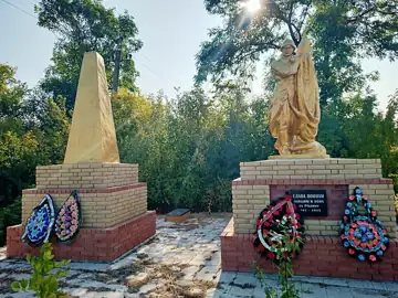 Меморіальний комплекс: братська могила радянських воїнів Південного фронту і пам'ятник односельчанам — загальний вигляд, Труд