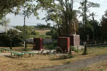 Братська могила радянських воїнів і пам'ятник воїнам-односельчанам — Братская могила советских воинов в центре села Предтечин