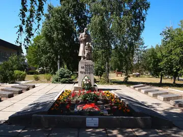 Меморіал пам'яті: 1) братська могила 558 радянських воїнів, 2) братська могила радянських воїнів, перенесена у 1967 році з уч