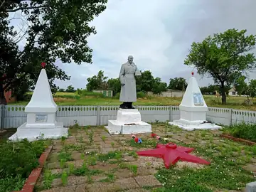 Братська могила радянських воїнів та пам'ятник воїнам-односельцям. Поховано 5 осіб — загальний вигляд, Гюнівка