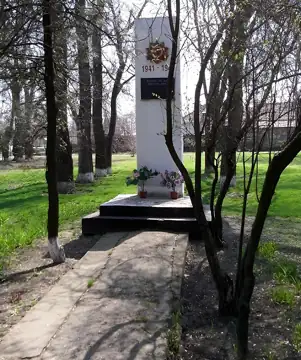 Братська могила радянських воїнів. Поховано 158 осіб — Пам'ятник воїнам Балки біля школи Запорізька обл, Балки