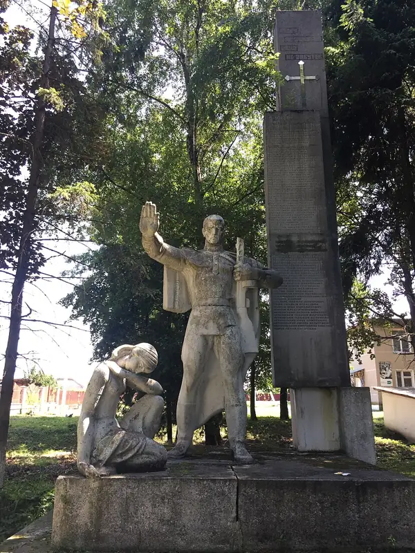 Пам'ятник односельцям, які загинули у ІІ Світовій війні — загальний вигляд, Тисменичани