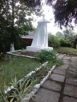 Пам'ятний знак односельцям, які загинули на фронтах ІІ Світової війни — загальний вигляд, Середня