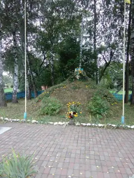 Символічна могила борцям за волю України — загальний вигляд, Середня