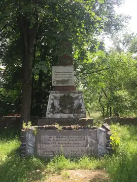Братська могила радянських партизанів — загальний вигляд, Ясень