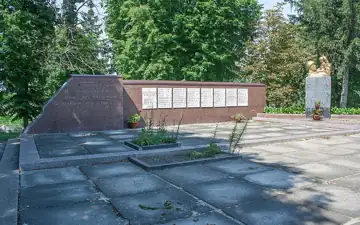 Пам'ятник на честь 54 воїнів-односельців, що загинули на фронтах Великої Вітчизняної війни та 5 підпільникам розстріляних фаш
