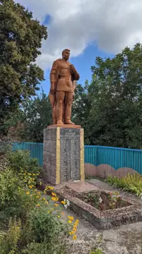 Братська могила партизан і пам'ятник воїнам-односельцям, які загинули в роки Великої Вітчизняної війни — загальний вигляд, Ді