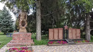 Братська могила воїнів Радянської Армії і пам'ятник воїнам-односельцям, які загинули в роки Великої Вітчизняної війни — загал