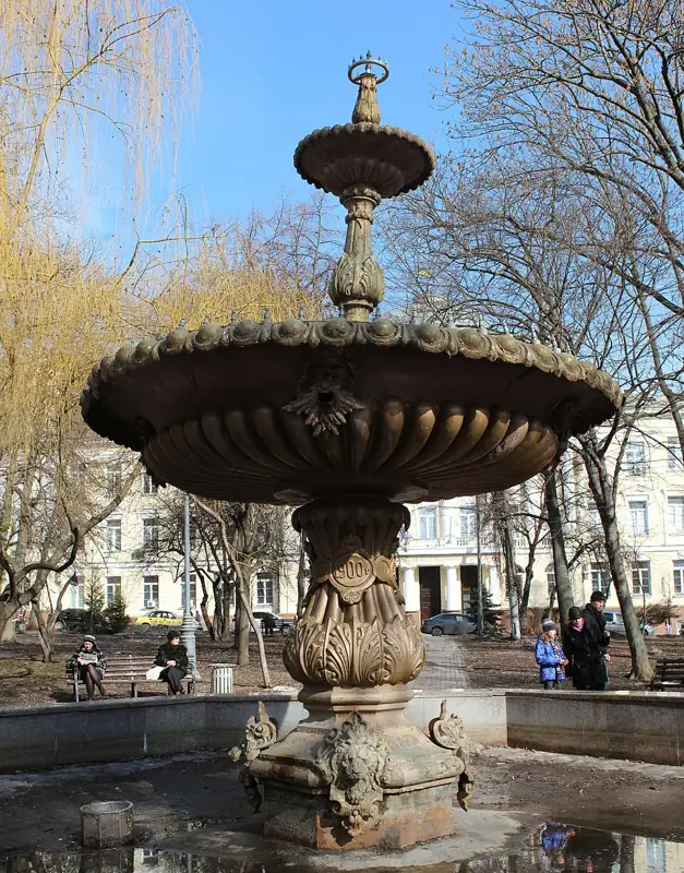 Фонтан Київського водогону — вид збоку, Київ