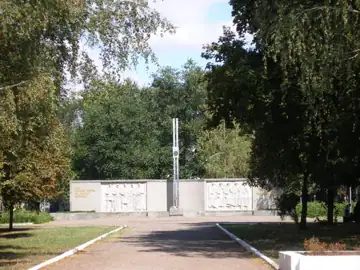 Братська могила воїнів, які загинули у роки громадянської та Великої Вітчизняної воєн — Памятник воинам, Синельникове