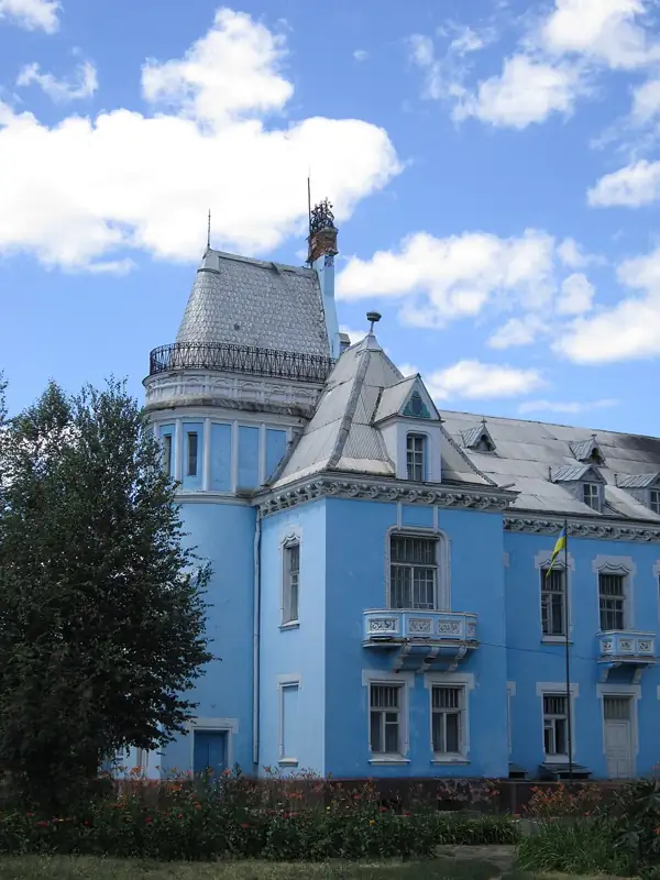 Ісаївський палац-садиба Курісів — деталі фасаду, Ісаєве