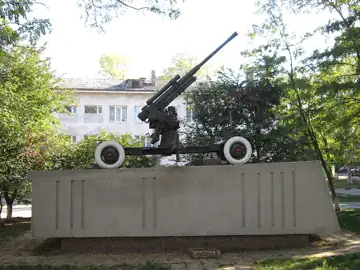 Пам'ятник на честь воїнів 15-ї зенітно-артилерійської бригади ПВО — 85-мм зенітна пушка — загальний вигляд, Одеса