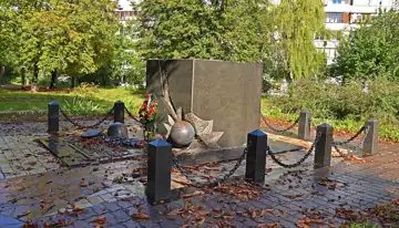 Пам'ятний знак на місці розстрілів в'язнів [Сирецького концтабору] в роки нацистської окупації Києва — Пам'ятний знак на місц