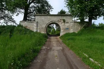 Брама у двірському валі — С. Рихтичі Брама у двірському валі мур, Рихтичі
