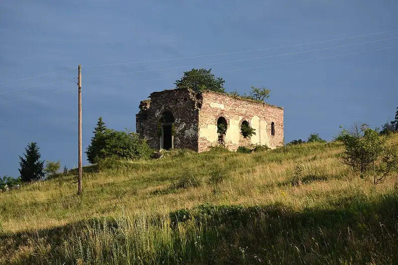 Усипальниця Понінських (мур.) — вид збоку, Нирків