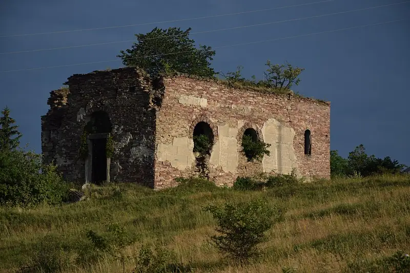 Усипальниця Понінських (мур.) — деталі фасаду, Нирків