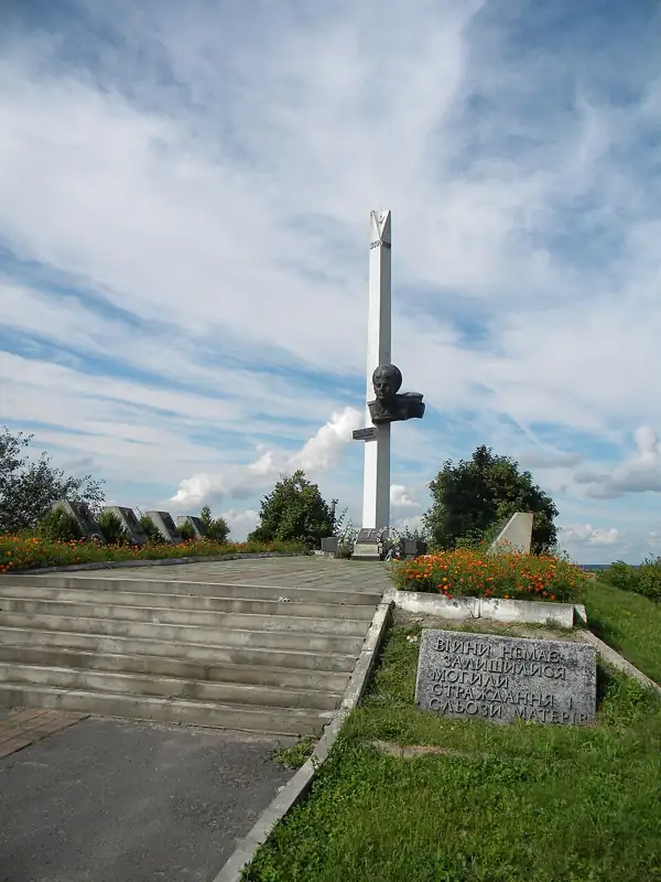 Меморіальний комплекс полеглим в Афганістані воїнам-інтернаціоналістам — вид збоку, Лобачівка