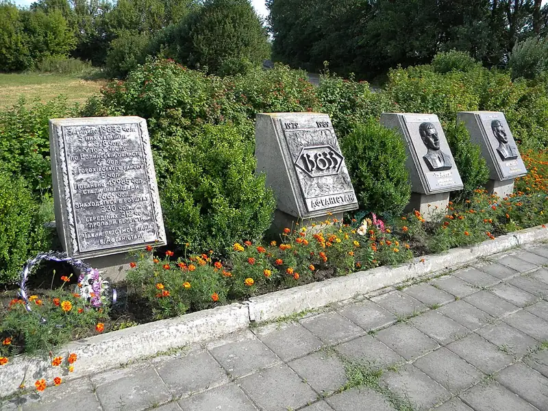 Меморіальний комплекс полеглим в Афганістані воїнам-інтернаціоналістам — панорама околиць, Лобачівка