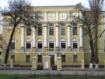 Будівля колишньої школи льотчиків, у якій вчилися Герой Радянського Союзу, гвардії капітан, пілот бомбардувальника П. Я. Гусе