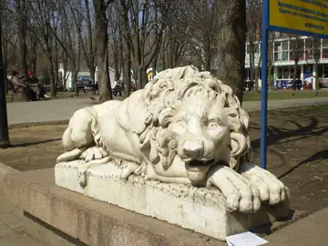 Дві мармурові скульптури левів, що стояли біля входу до будинку сім'ї Аркасів по вул. Соборній, 2 — Леви на Радянській, Микол